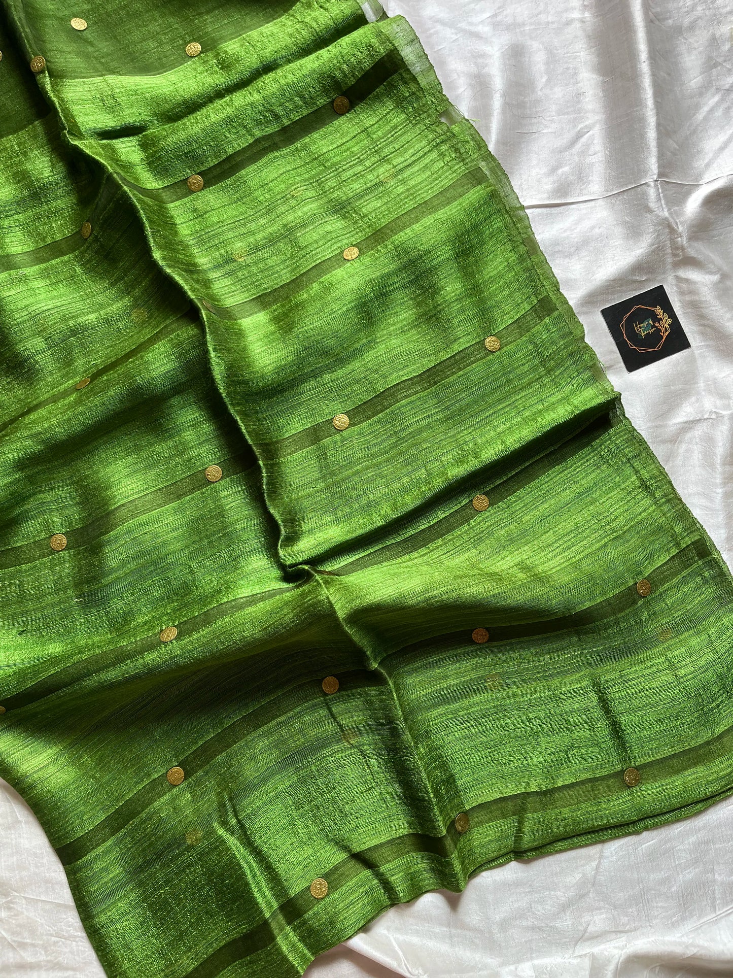 Emerald green handloom Matka silk saree with coin-like gini weave and muslin pallu – House of Thansha