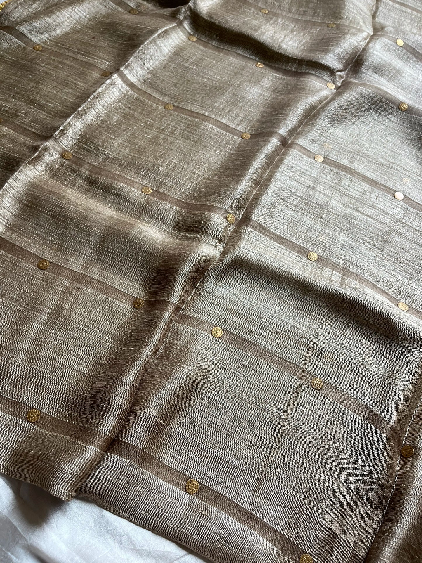Silver-beige handloom matka silk saree with gini weave and sheer muslin pallu – House of Thansha