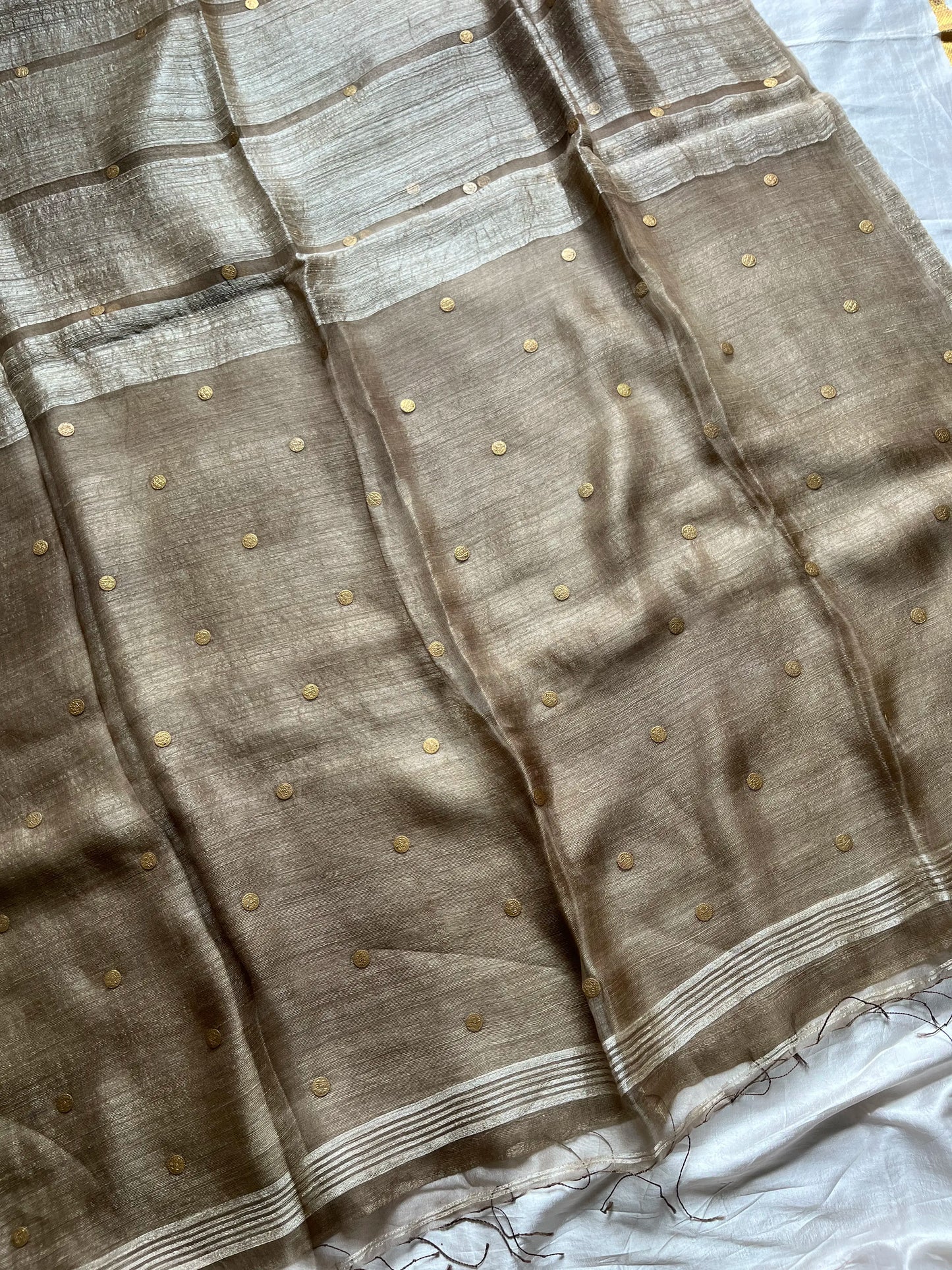 Silver-beige handloom matka silk saree with gini weave and sheer muslin pallu – House of Thansha
