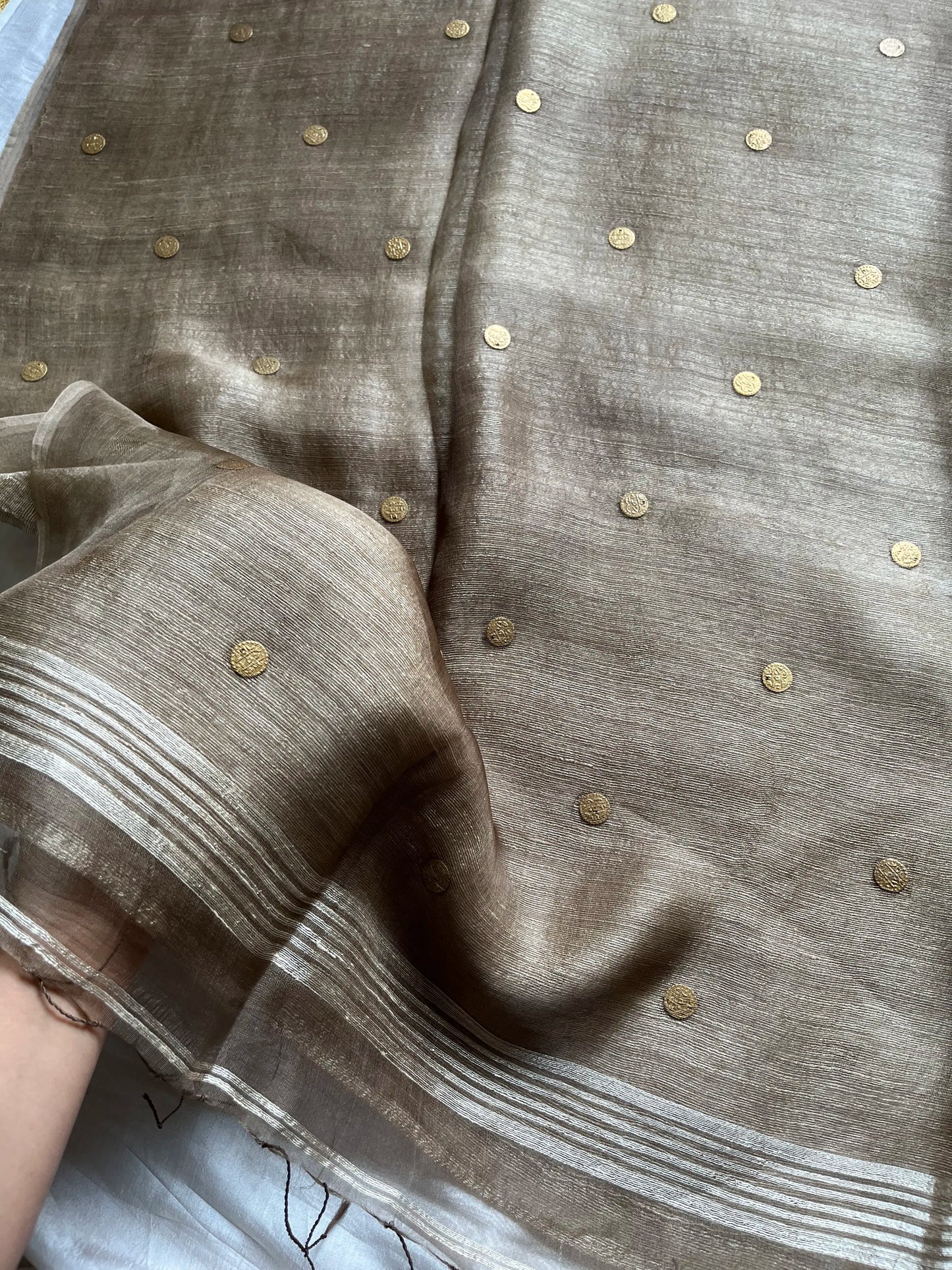 Silver-beige handloom matka silk saree with gini weave and sheer muslin pallu – House of Thansha