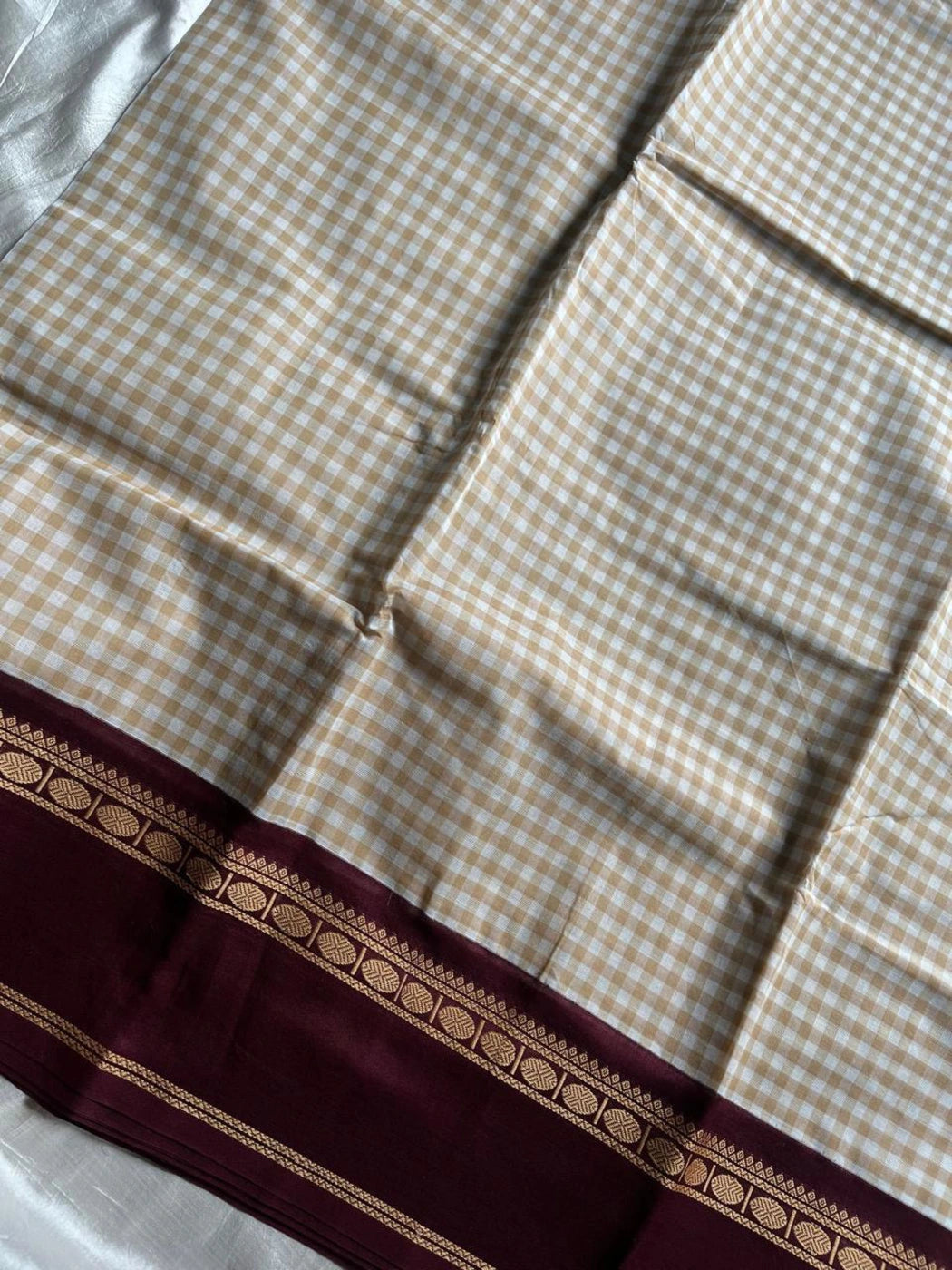 Maragatham – Pastel White with Maroon Korvai Kattam Chettinadu Cotton Saree