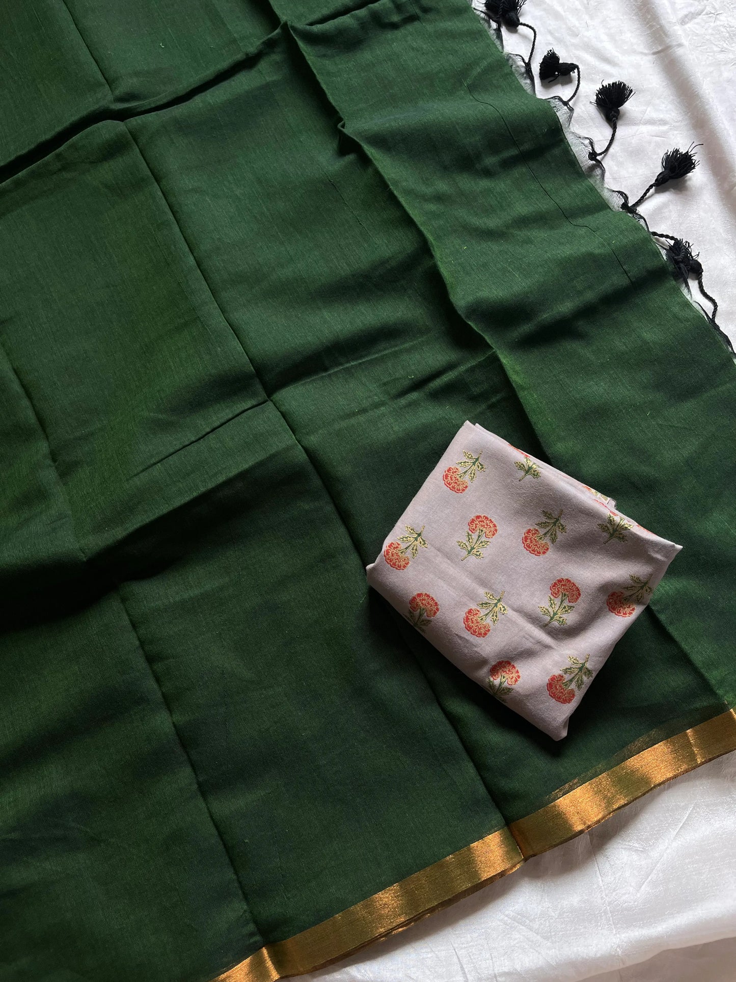 Dark green plain mulmul cotton saree with 1 meter contrast blouse – House of Thansha
