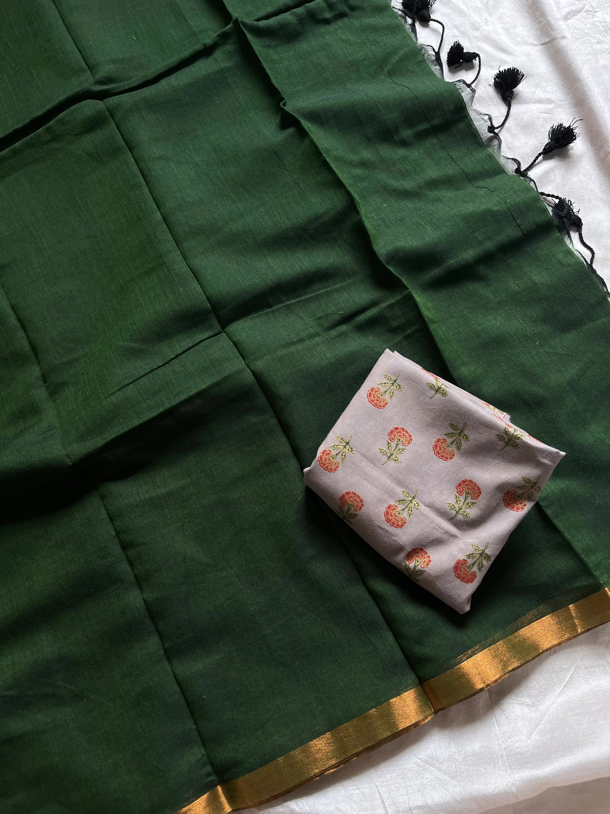 Dark green plain mulmul cotton saree with 1 meter contrast blouse – House of Thansha

