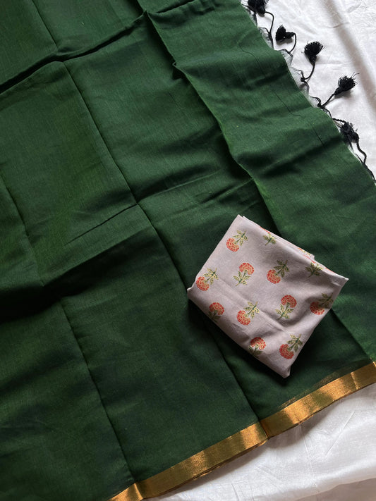 Dark green plain mulmul cotton saree with 1 meter contrast blouse – House of Thansha
