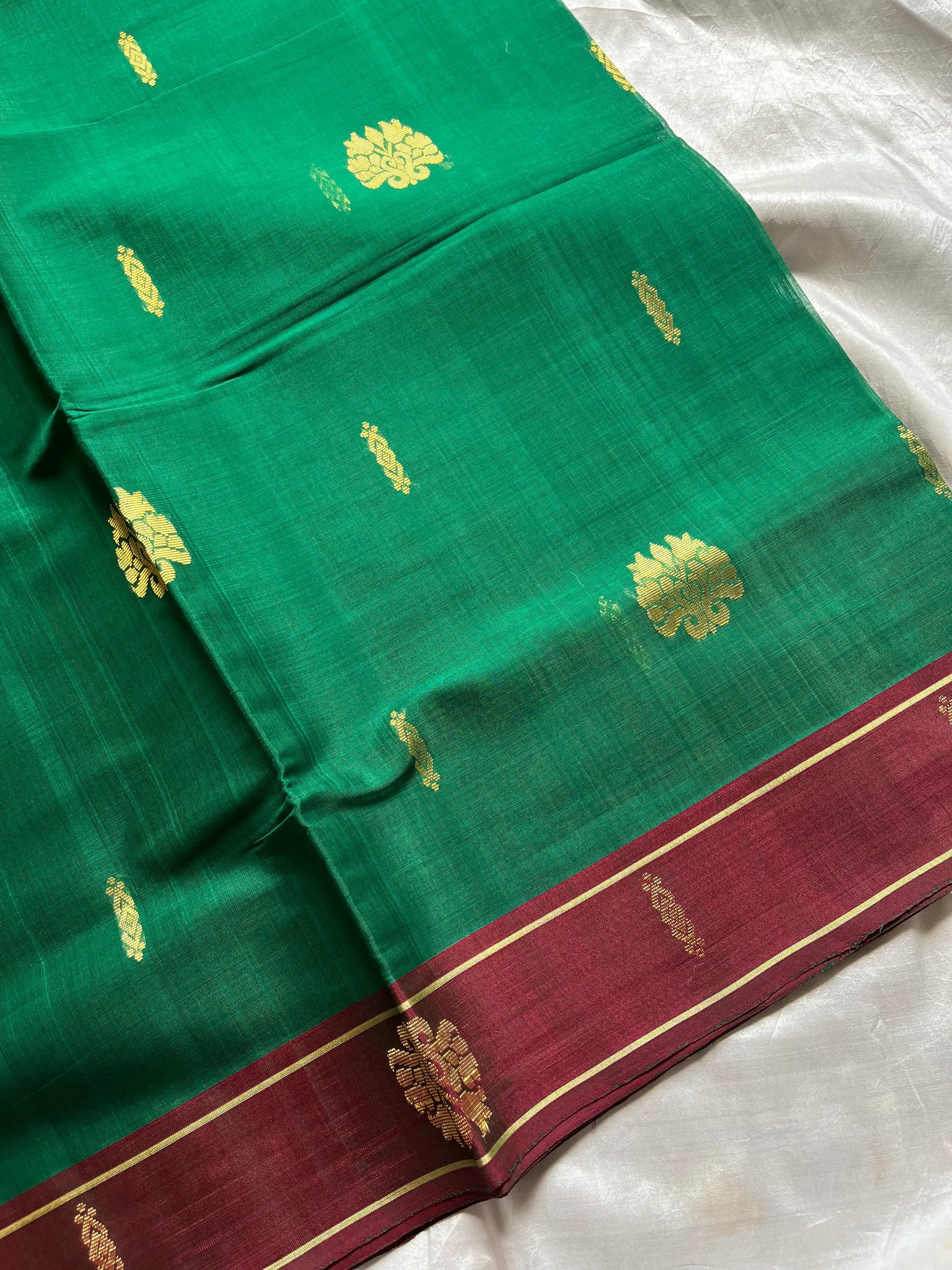 Green vegan handloom art silk saree with red contrast border – House of Thansha