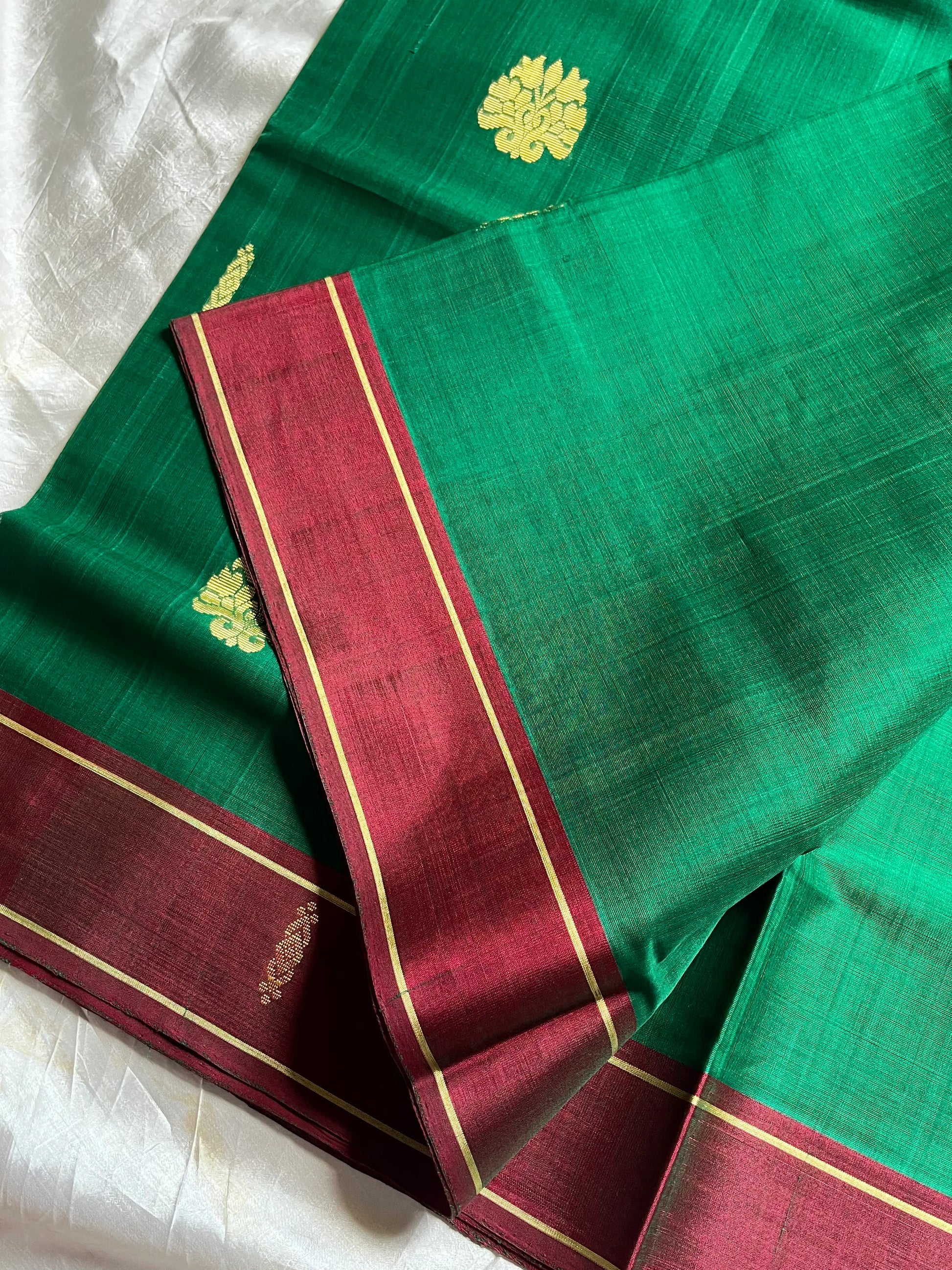 Green vegan handloom art silk saree with red contrast border – House of Thansha