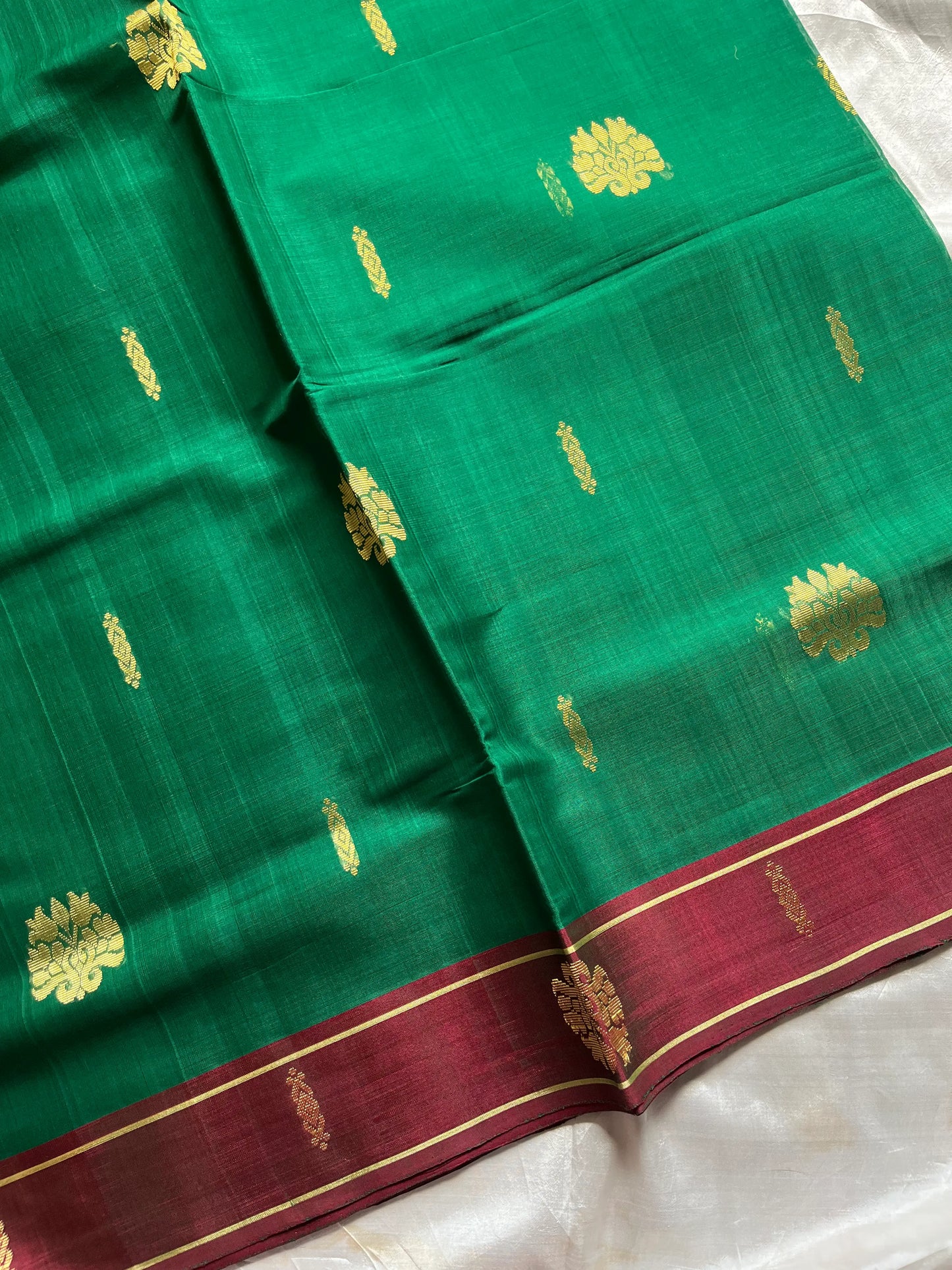 Green vegan handloom art silk saree with red contrast border – House of Thansha