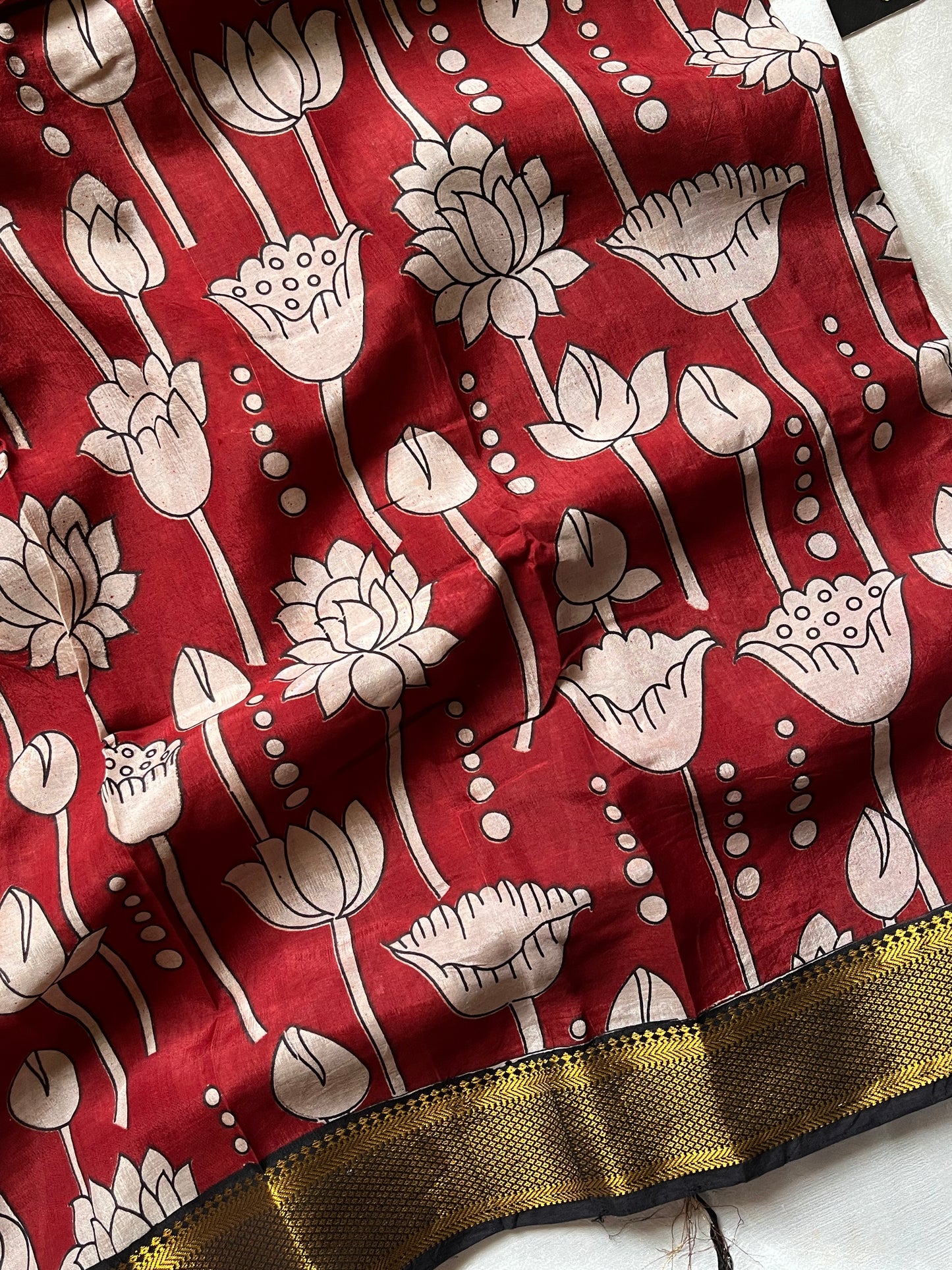 Maroon Chennuri silk saree with white pen Kalamkari floral design – House of Thansha