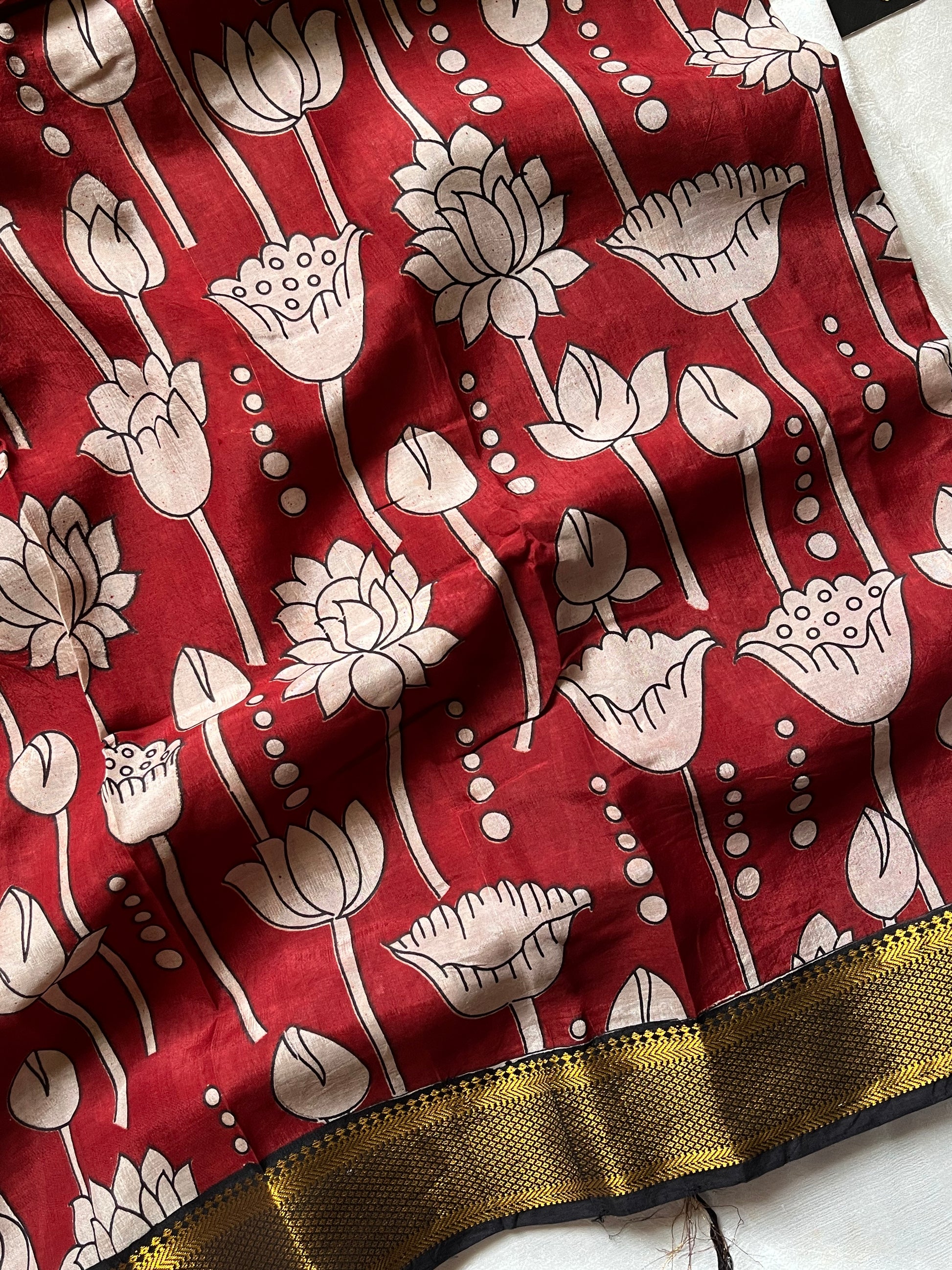 Maroon Chennuri silk saree with white pen Kalamkari floral design – House of Thansha
