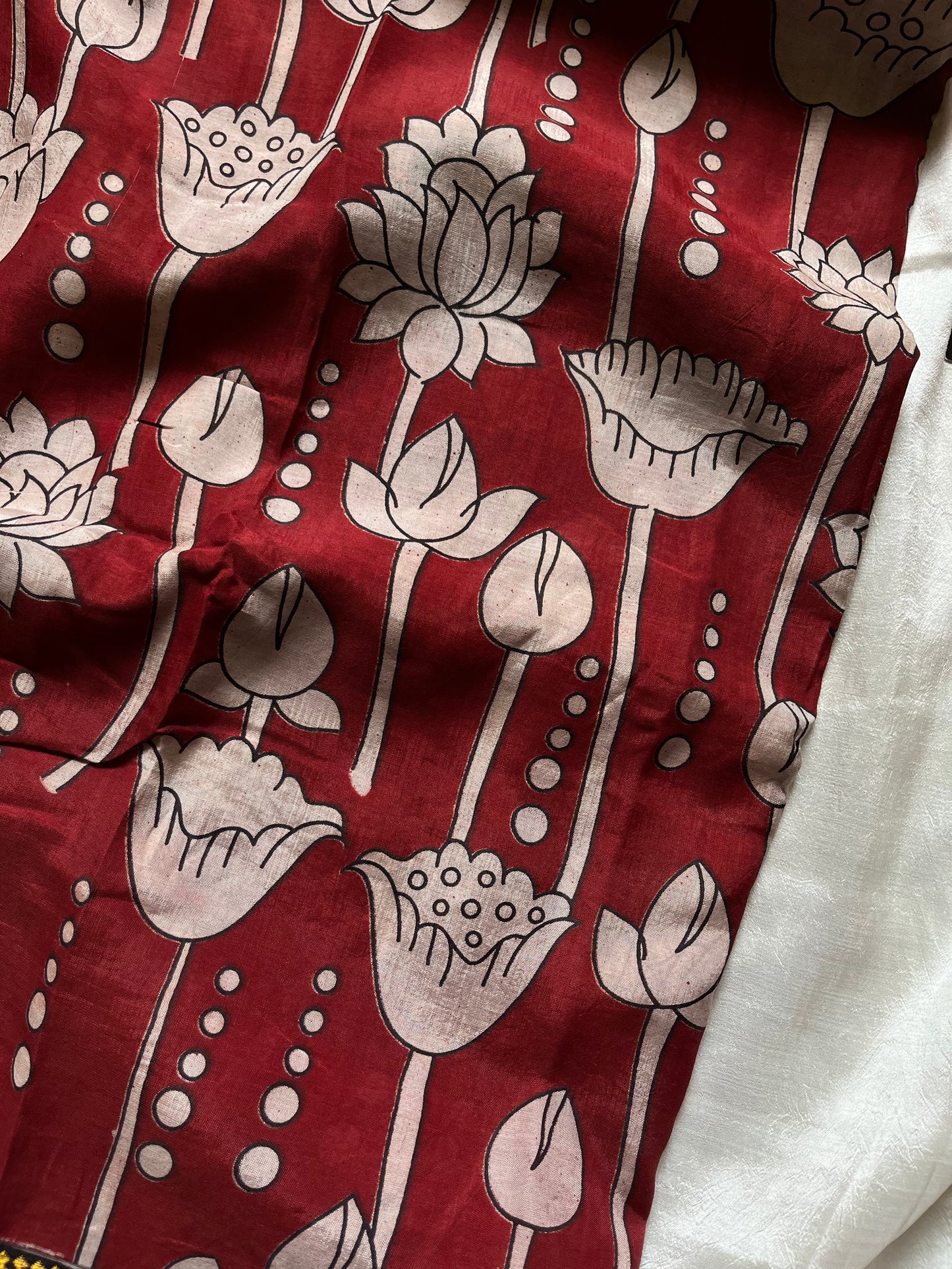 Maroon Chennuri silk saree with white pen Kalamkari floral design – House of Thansha