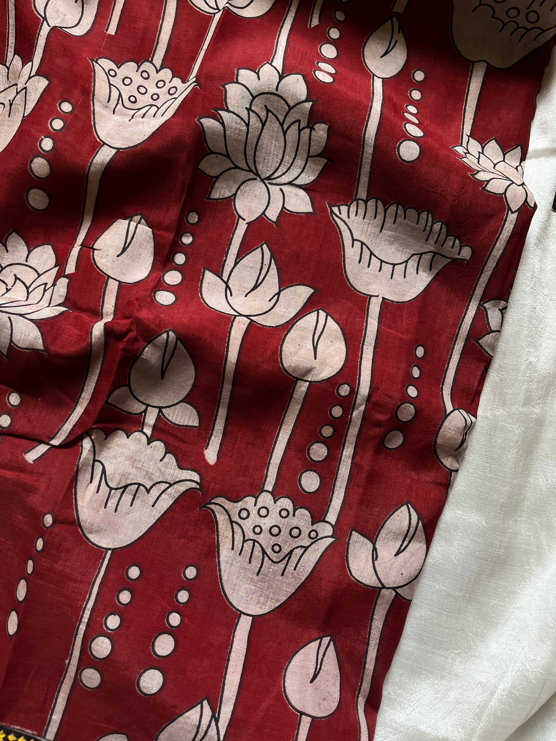 Maroon Chennuri silk saree with white pen Kalamkari floral design – House of Thansha