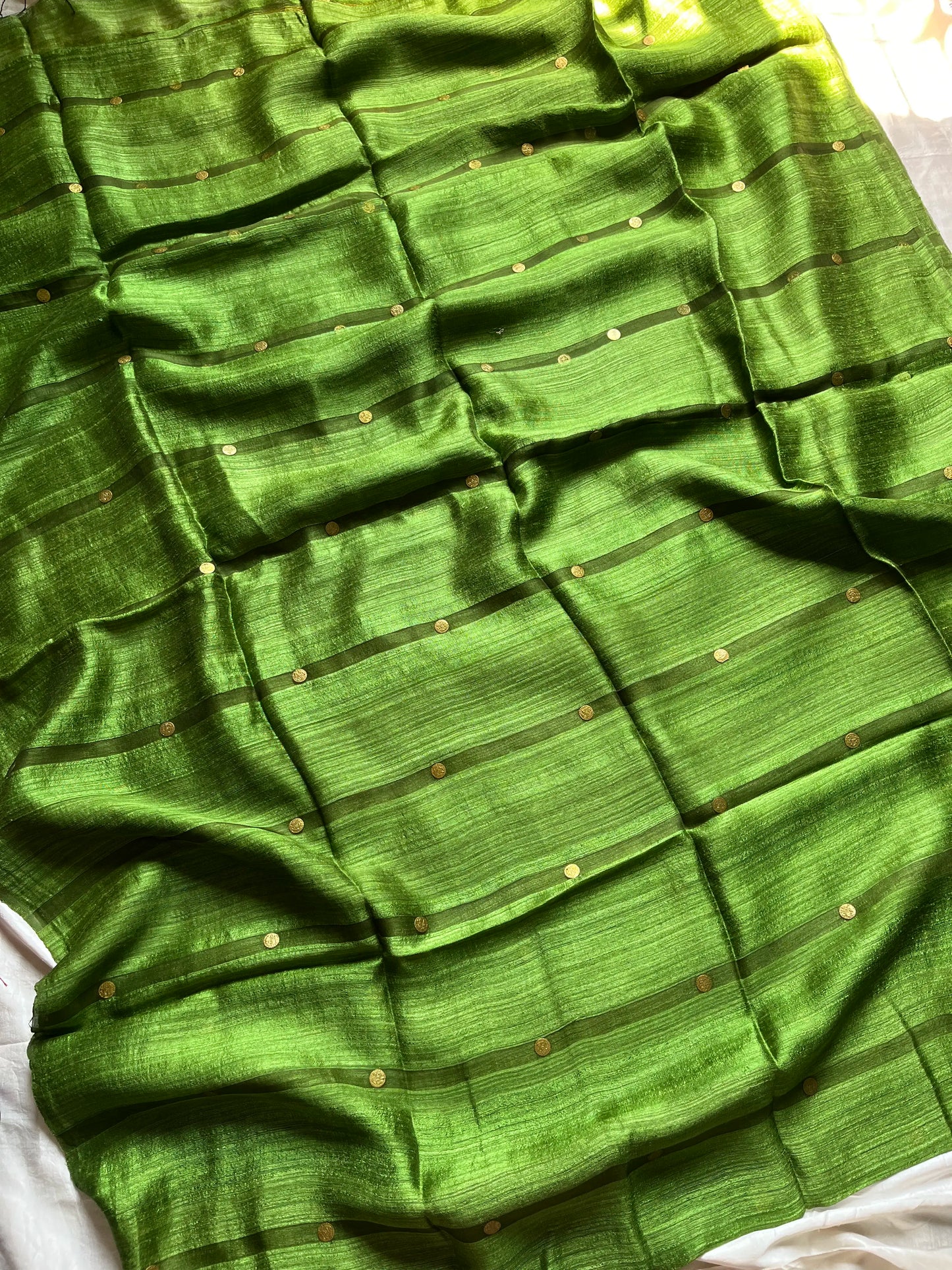 Emerald green handloom Matka silk saree with coin-like gini weave and muslin pallu – House of Thansha