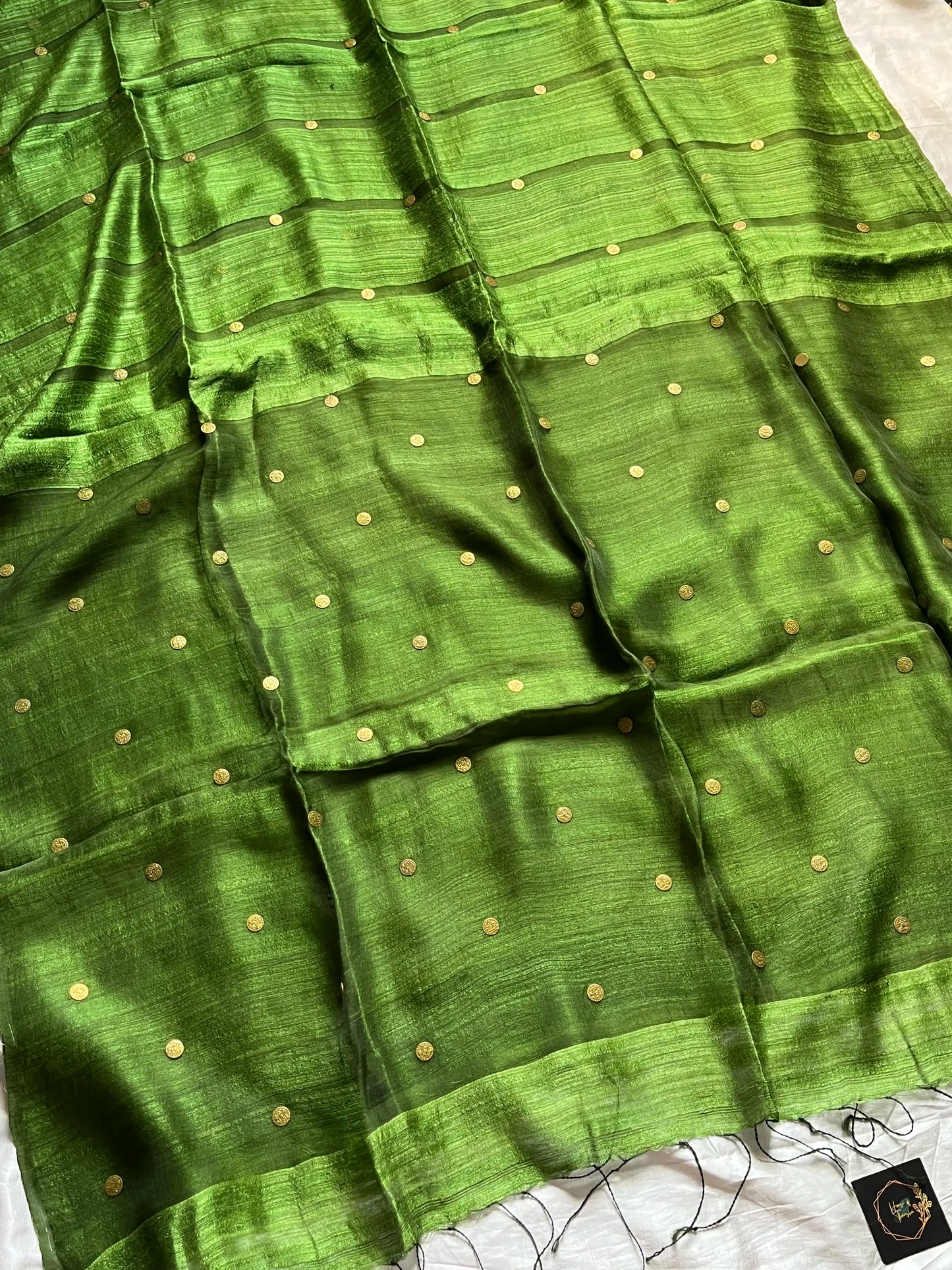 Emerald green handloom Matka silk saree with coin-like gini weave and muslin pallu – House of Thansha
