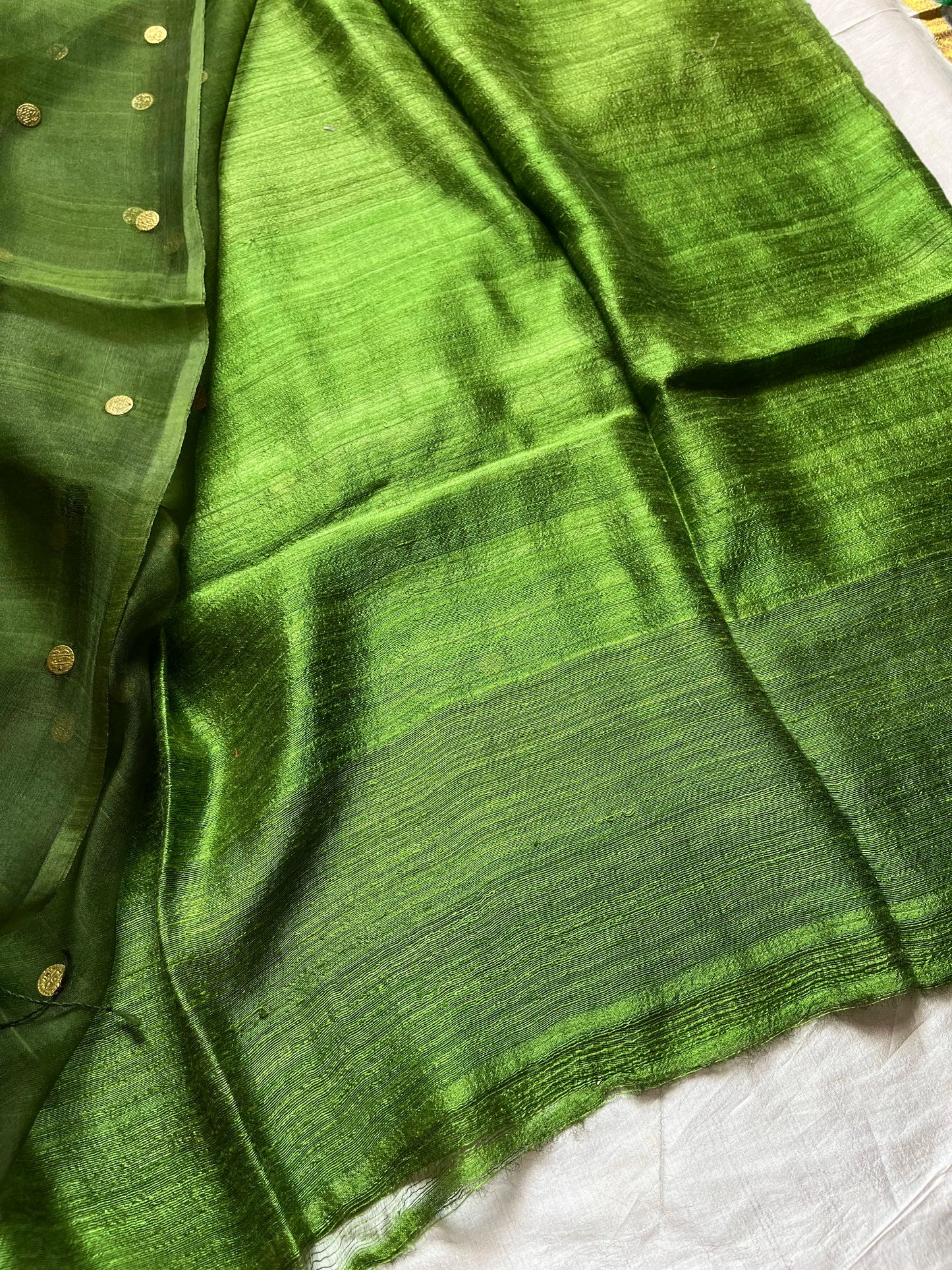 Emerald green handloom Matka silk saree with coin-like gini weave and muslin pallu – House of Thansha