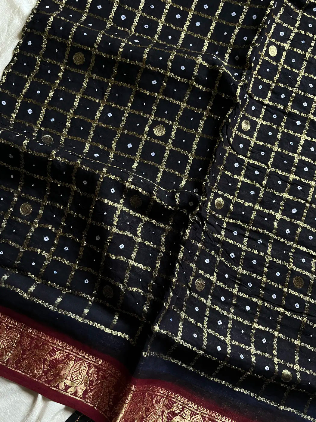 Kaikattu Sungudi Saree - Black & Maroon | Handloom