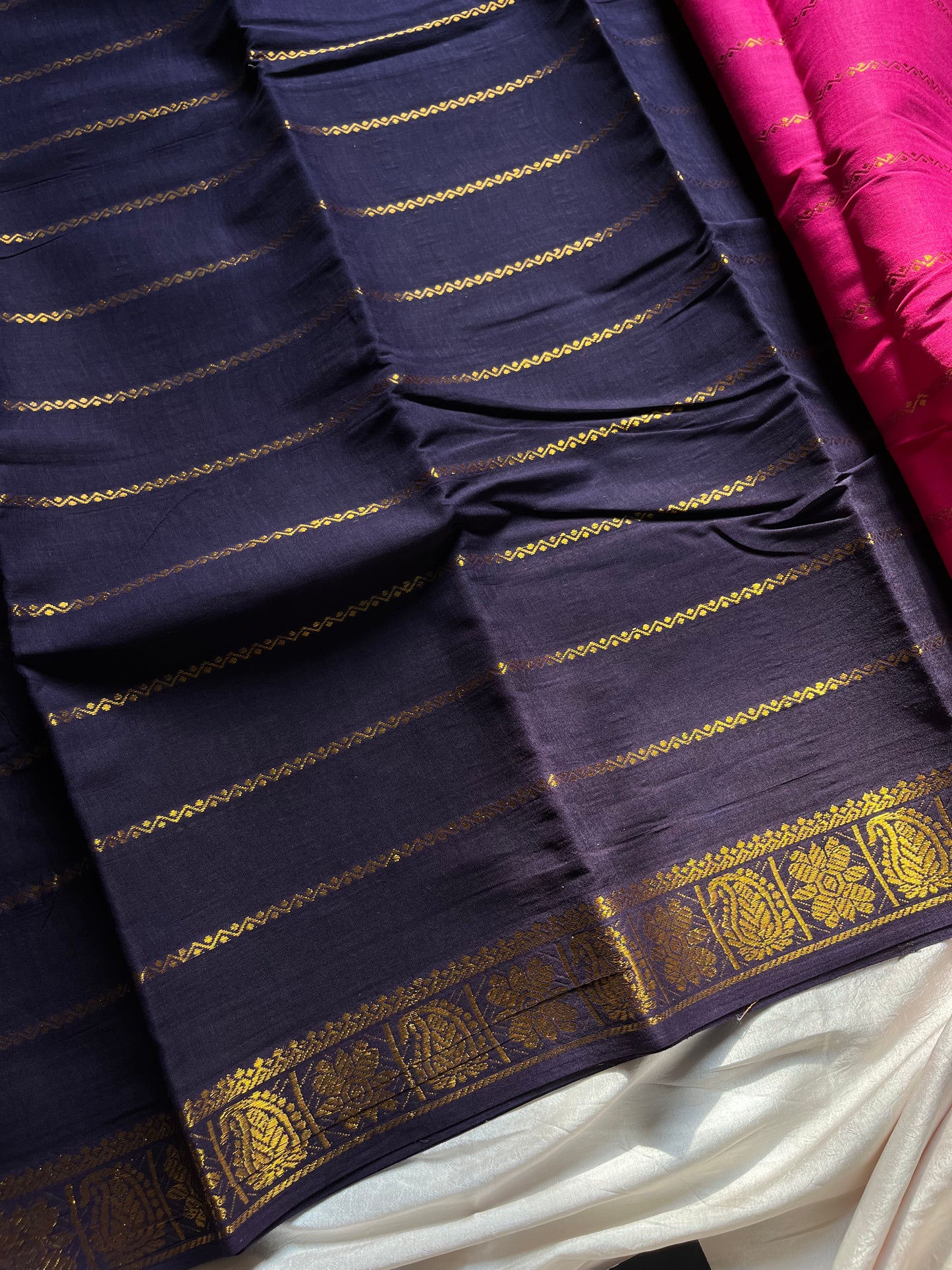 Dark pink Sungudi cotton saree with navy blue border and Velthari pattern – House of Thansha