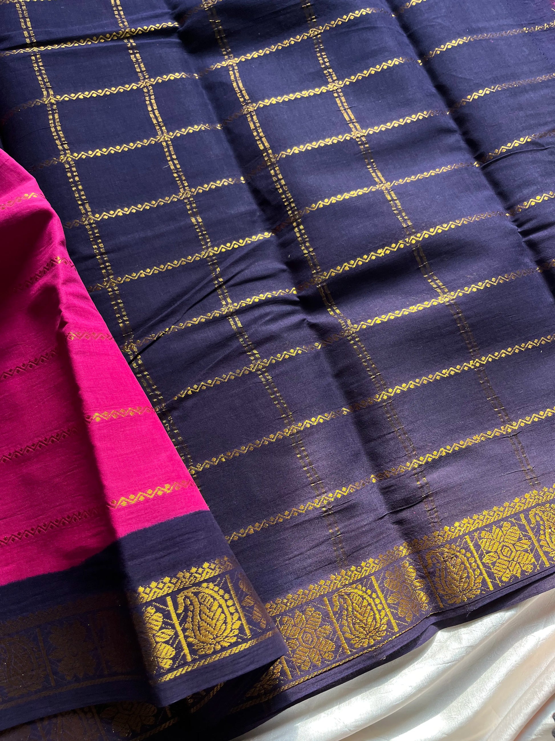 Dark pink Sungudi cotton saree with navy blue border and Velthari pattern – House of Thansha