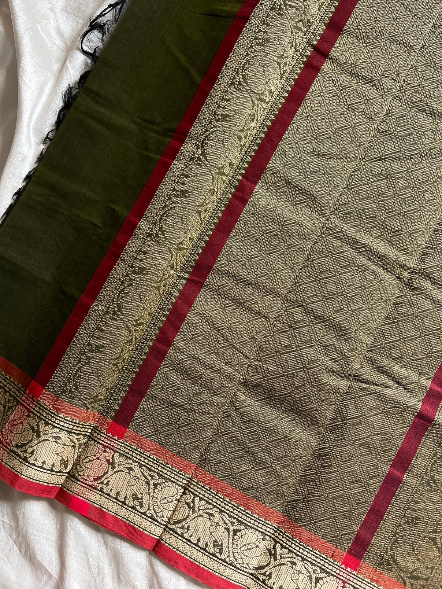Green handloom Kanchi cotton saree with peach border and thread-woven pallu – House of Thansha