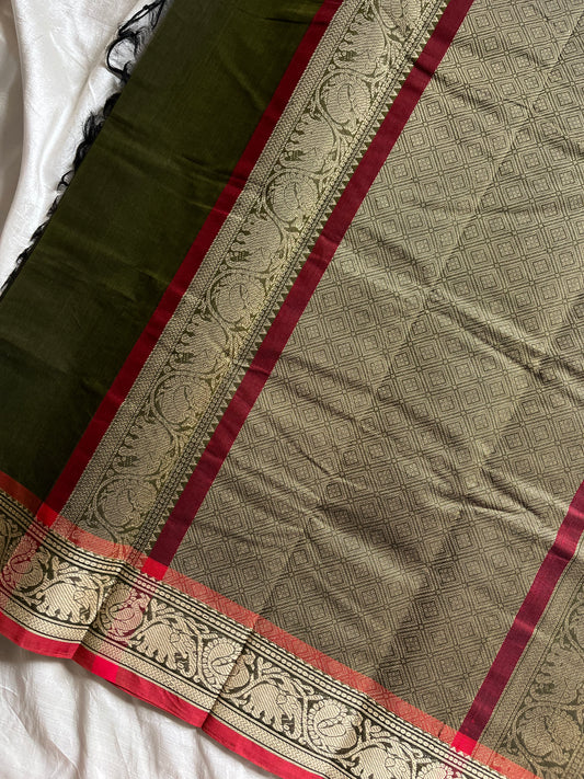 Green handloom Kanchi cotton saree with peach border and thread-woven pallu – House of Thansha