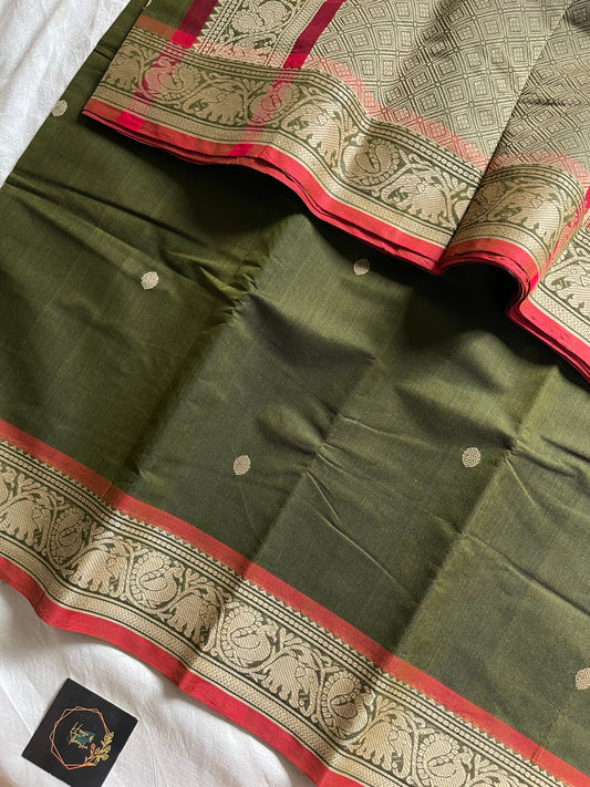 Green Kanchi cotton saree with peach border and thread-woven pallu – House of Thansha