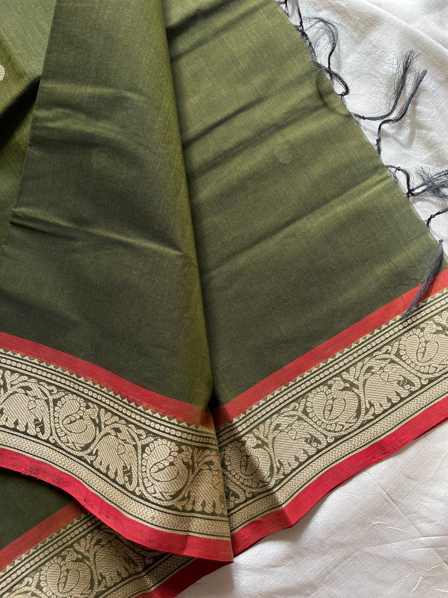 Green handloom Kanchi cotton saree with peach border and thread-woven pallu – House of Thansha