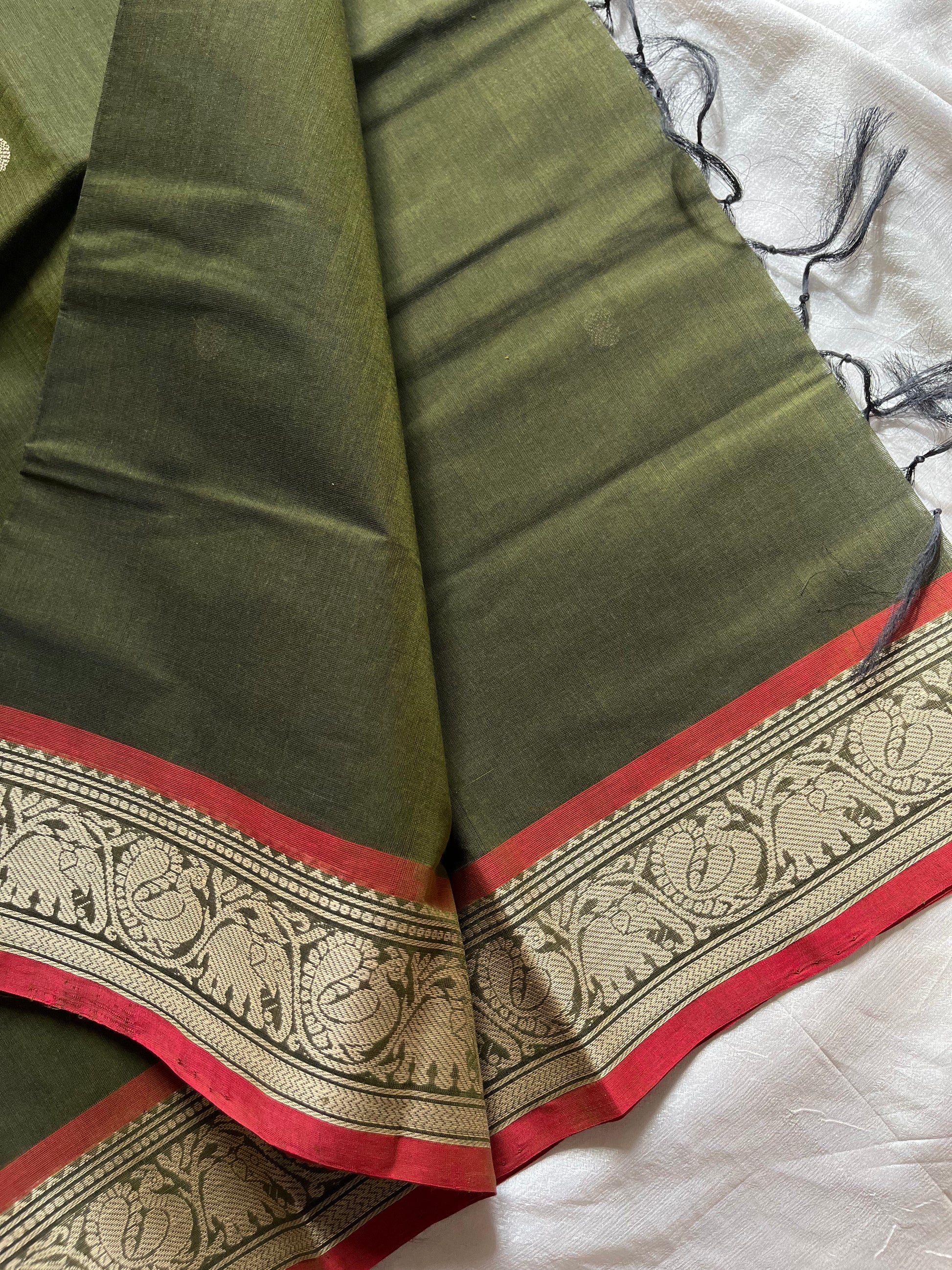 Green handloom Kanchi cotton saree with peach border and thread-woven pallu – House of Thansha