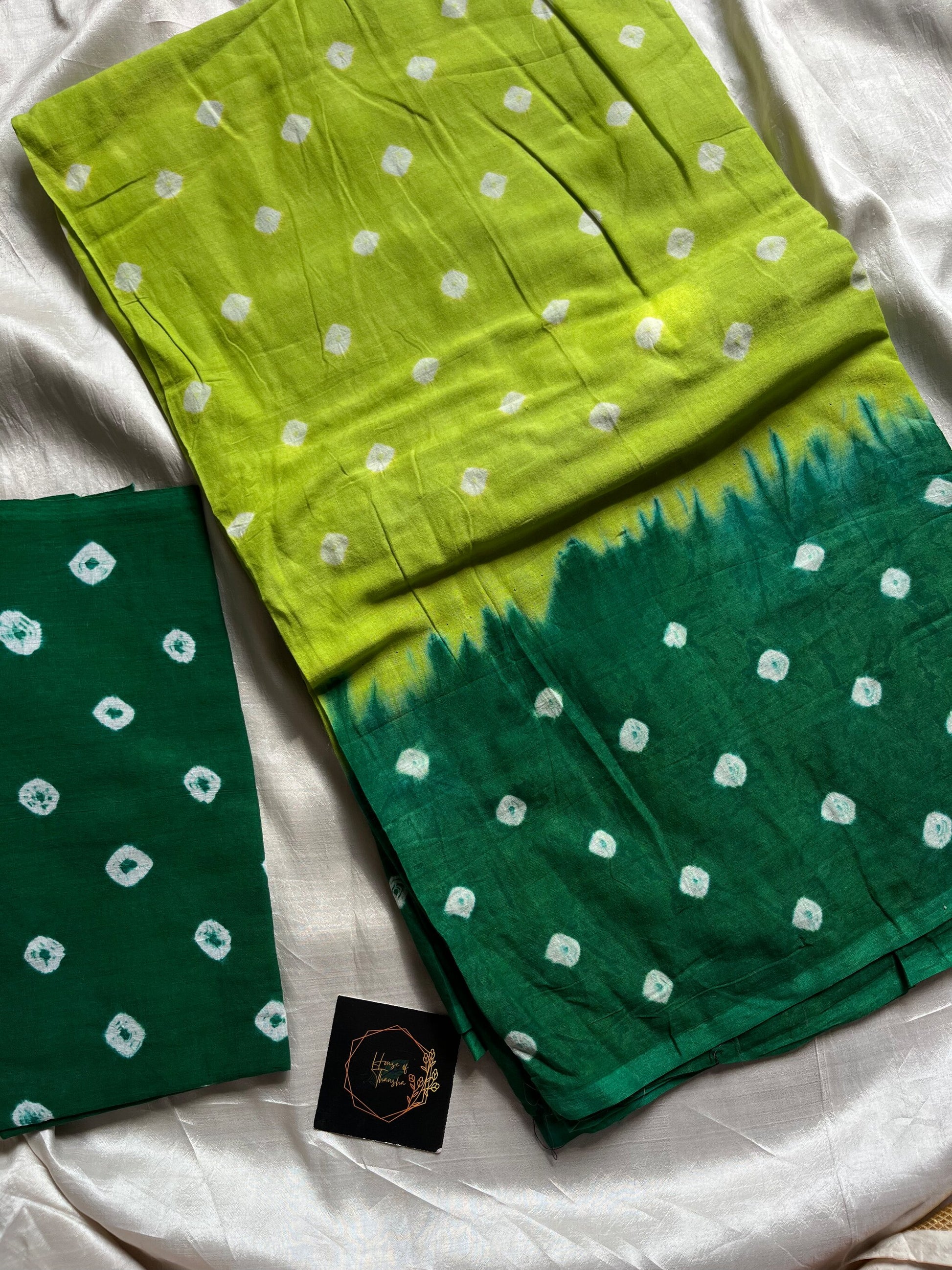 Green Handknotted Sungudi Cotton Saree with blouse piece, handcrafted handloom