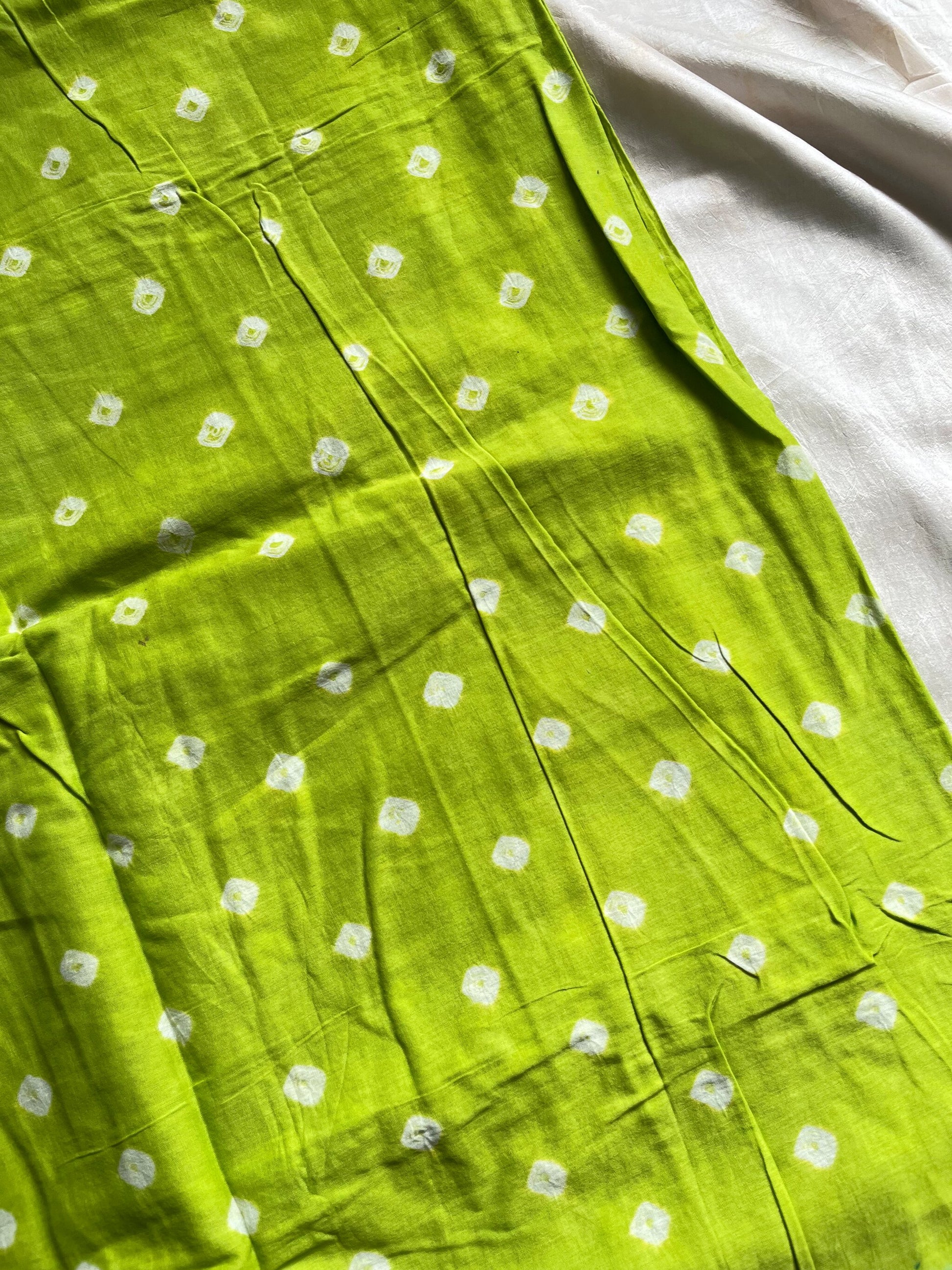 Green Handknotted Sungudi Cotton Saree with blouse piece, handcrafted handloom