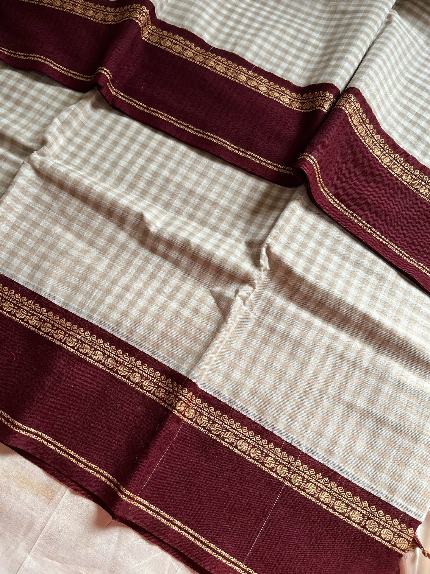 Pastel white Korvai Kattam Chettinadu cotton saree with maroon border – House of Thansha