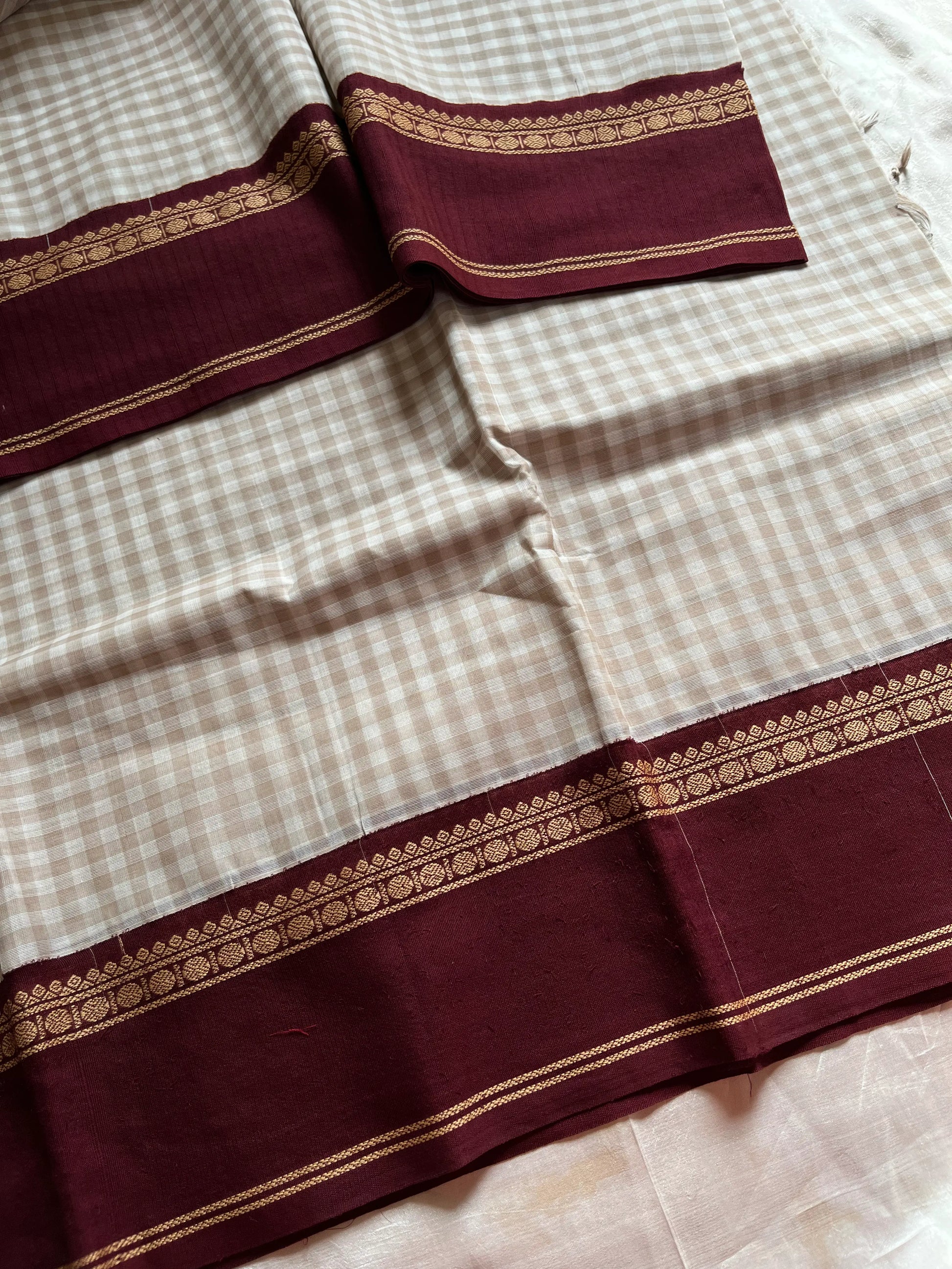 Pastel white Korvai Kattam Chettinadu cotton saree with maroon border – House of Thansha