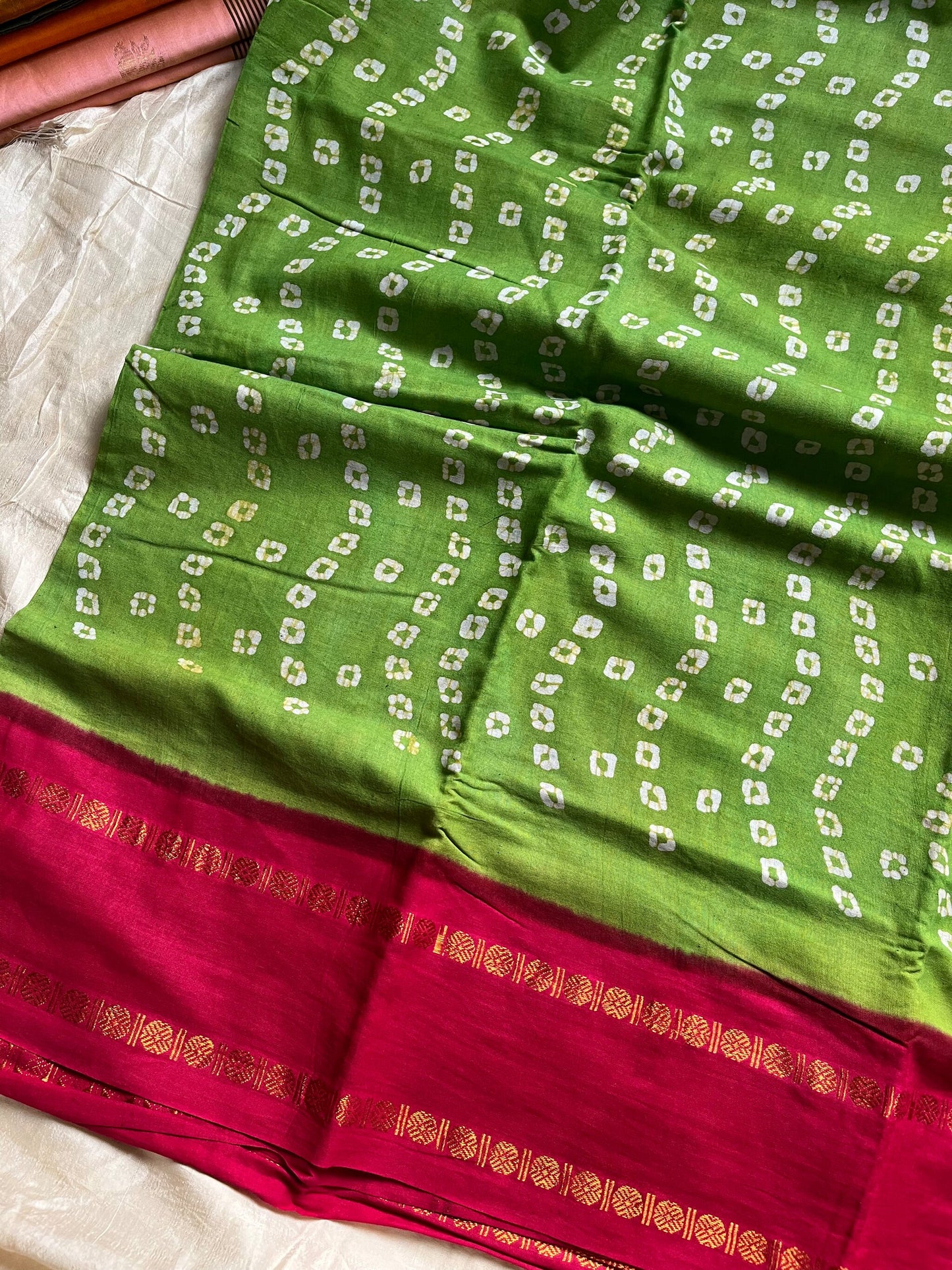 Green Atchu Kattu Sungudi cotton saree with pink border