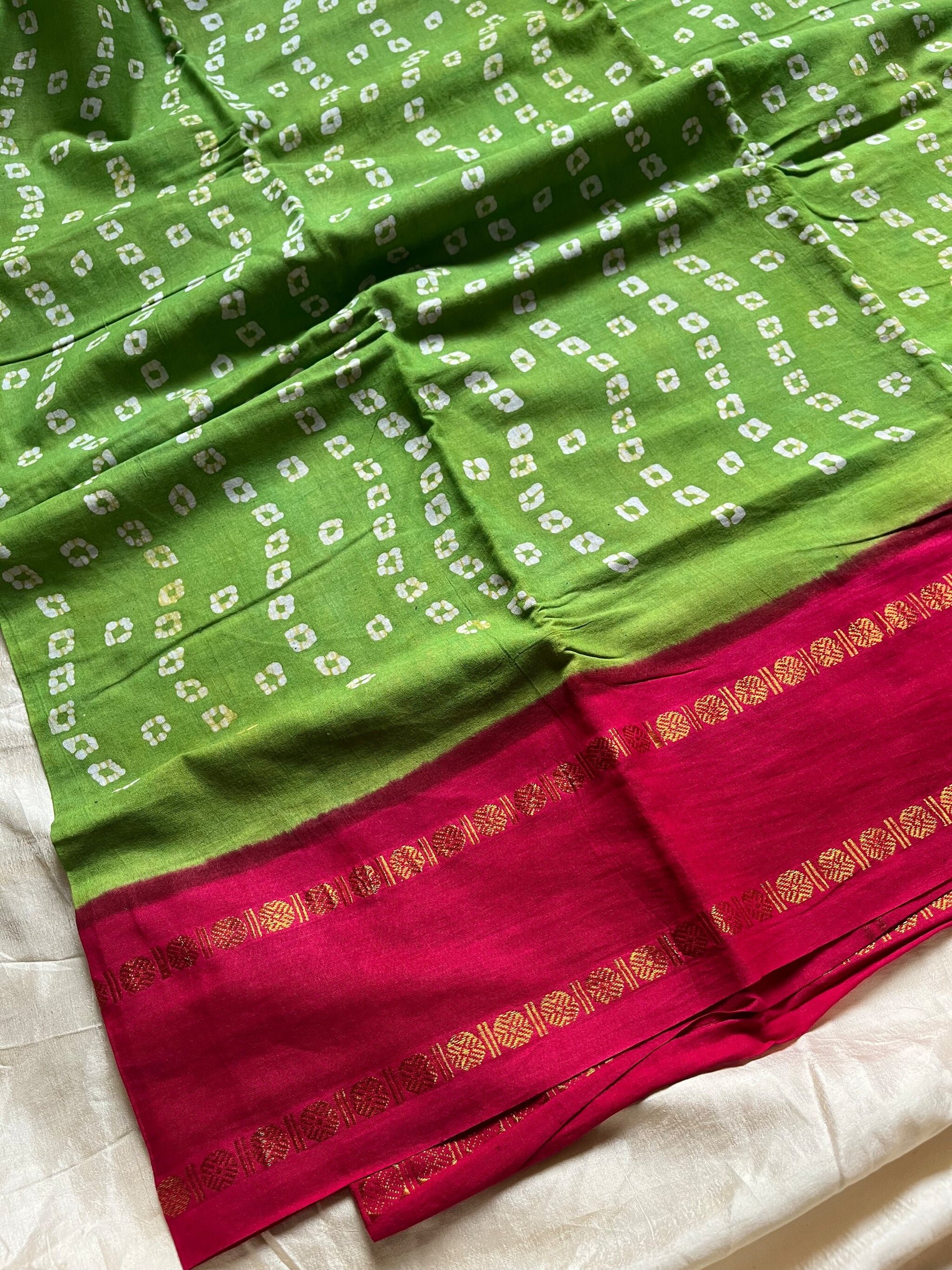 Green Atchu Kattu Sungudi cotton saree with pink border